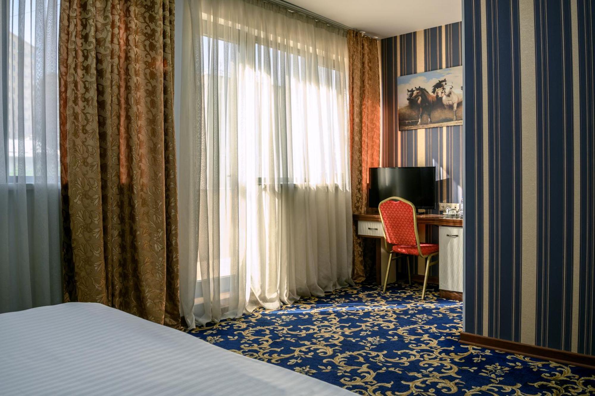 Royal Plaza Otel Erivan Dış mekan fotoğraf
