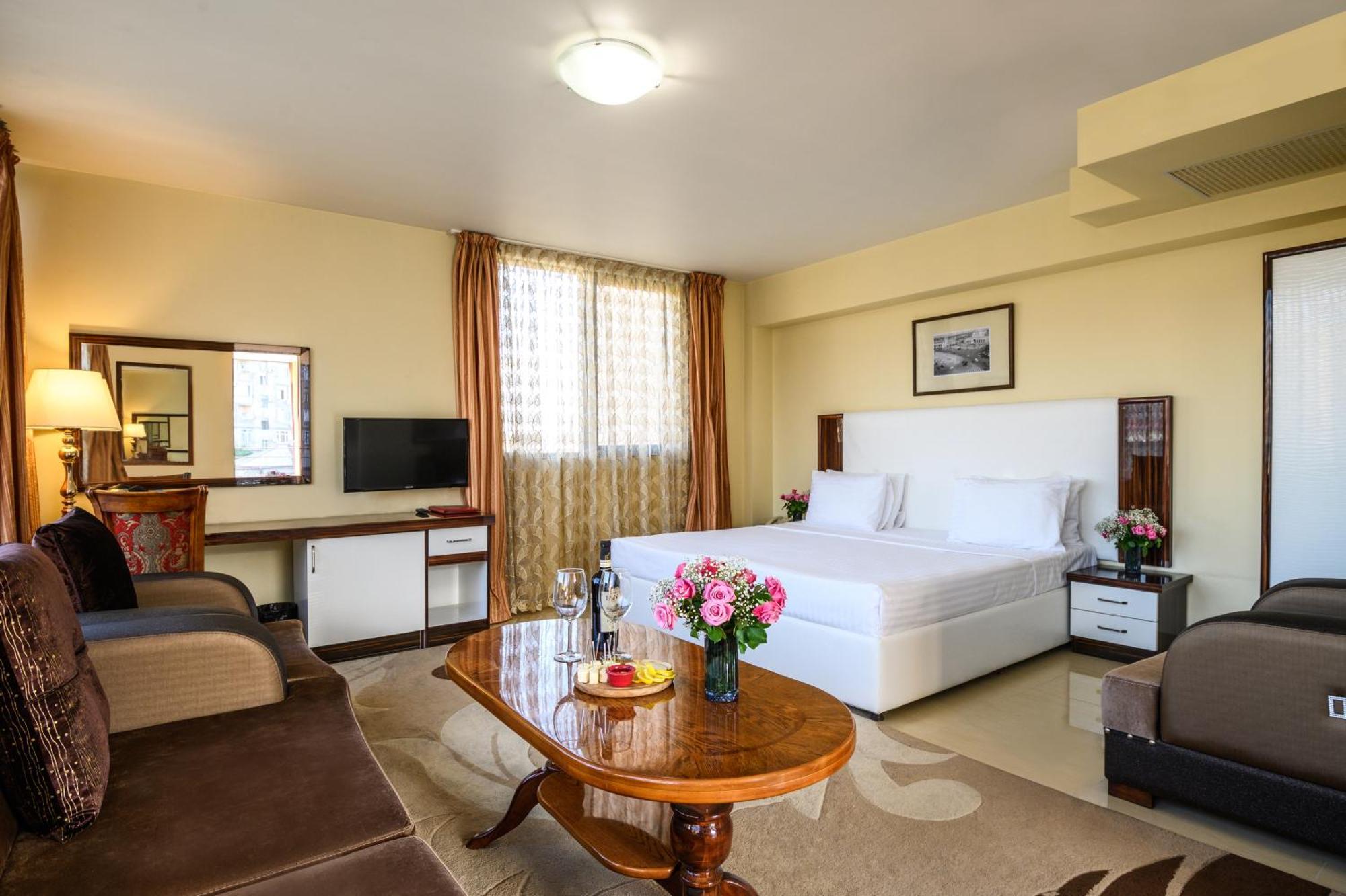 Royal Plaza Otel Erivan Dış mekan fotoğraf