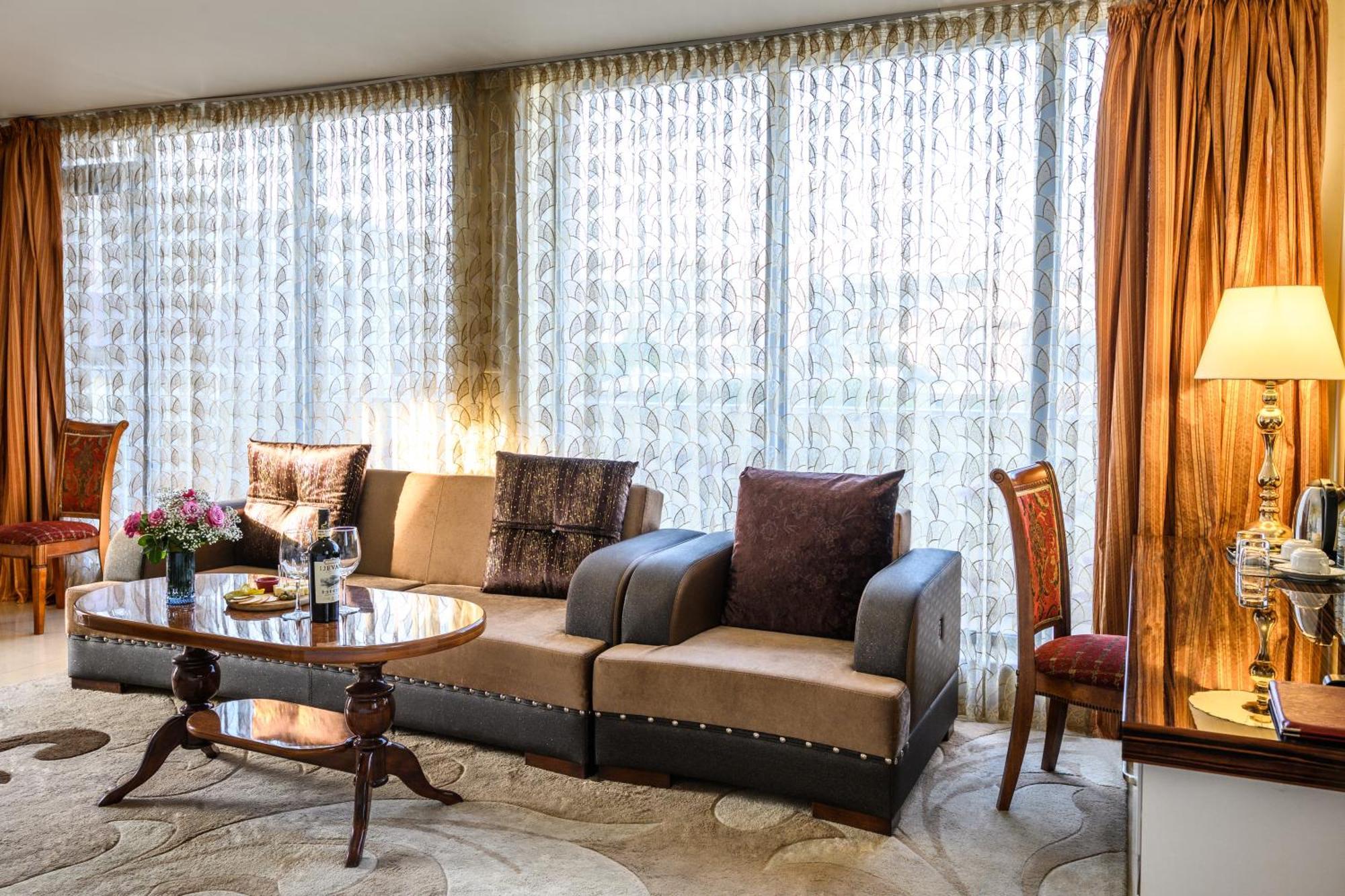 Royal Plaza Otel Erivan Dış mekan fotoğraf