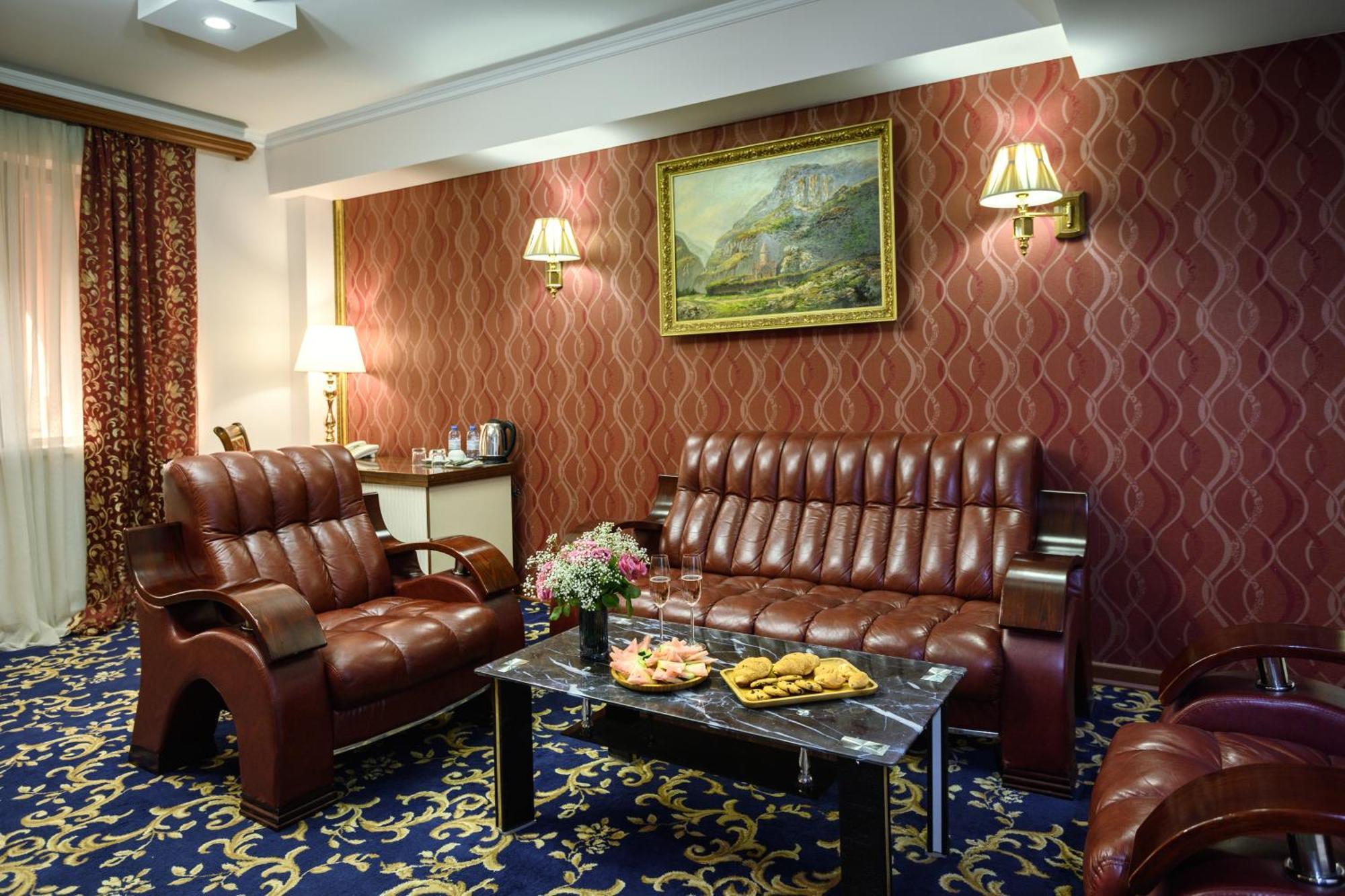 Royal Plaza Otel Erivan Dış mekan fotoğraf