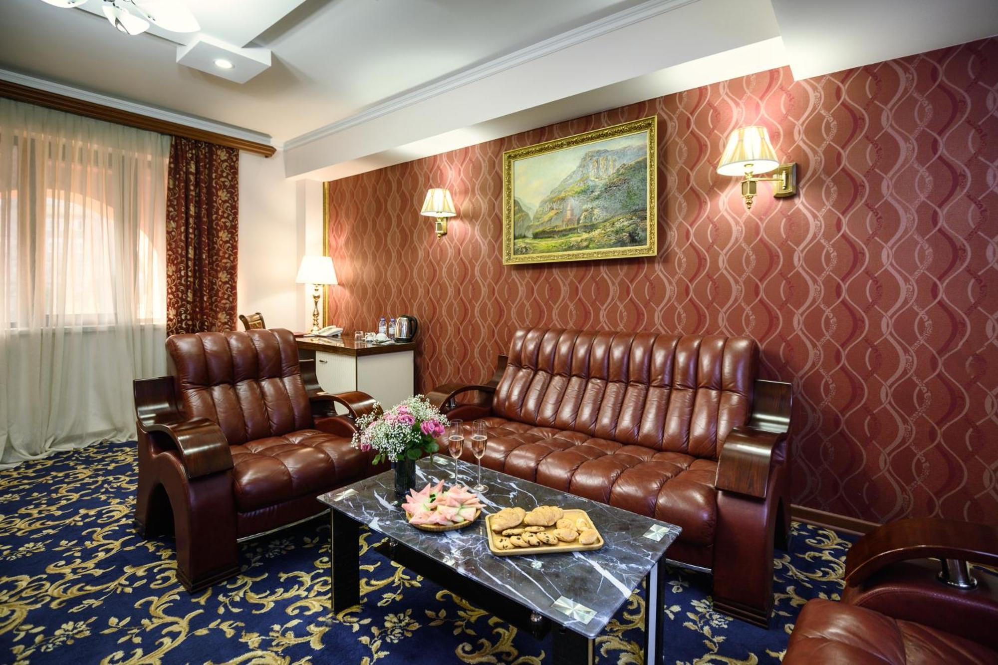 Royal Plaza Otel Erivan Dış mekan fotoğraf