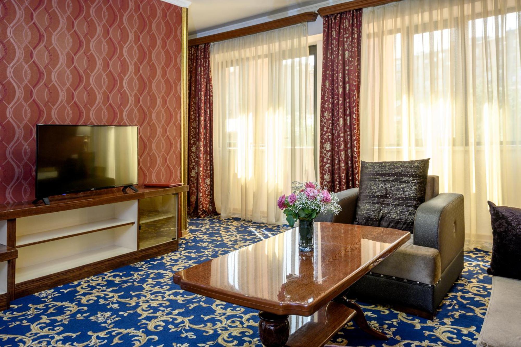 Royal Plaza Otel Erivan Dış mekan fotoğraf